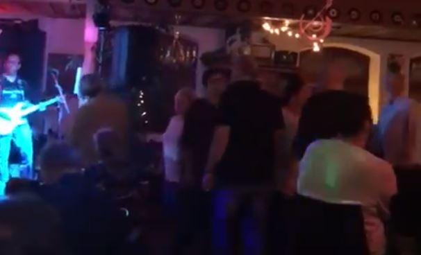 2018-02 Rock cafe fan 2.JPG - O ja, es wurde auch getanzt ;)